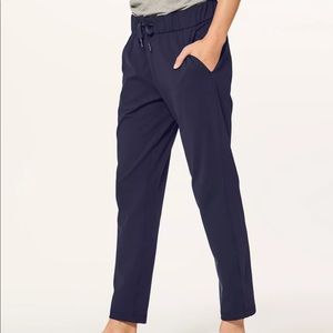 Lululemon On The Fly pant woven in navy